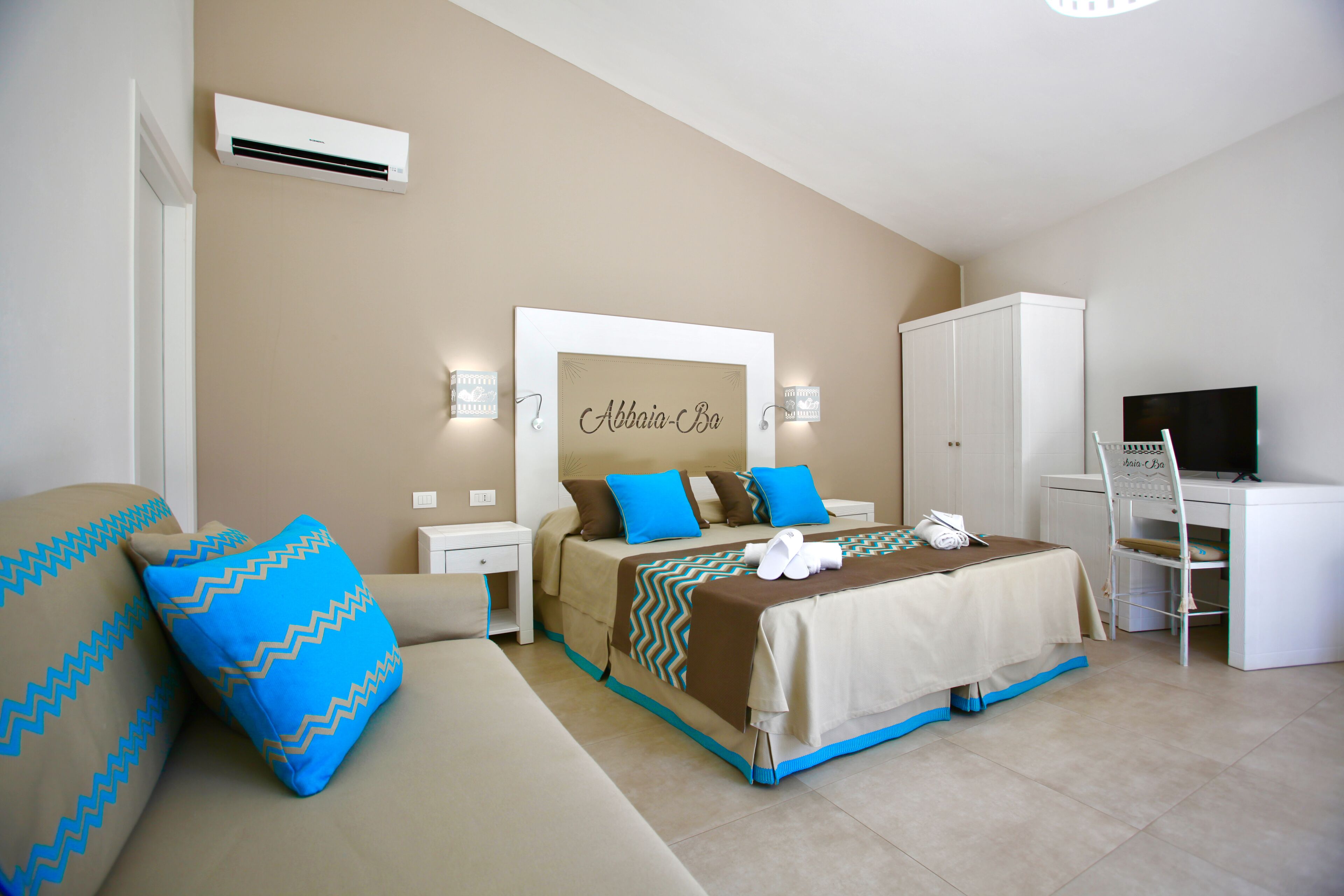 华丽三人房 | 客房内保险箱、办公桌、免费 WiFi