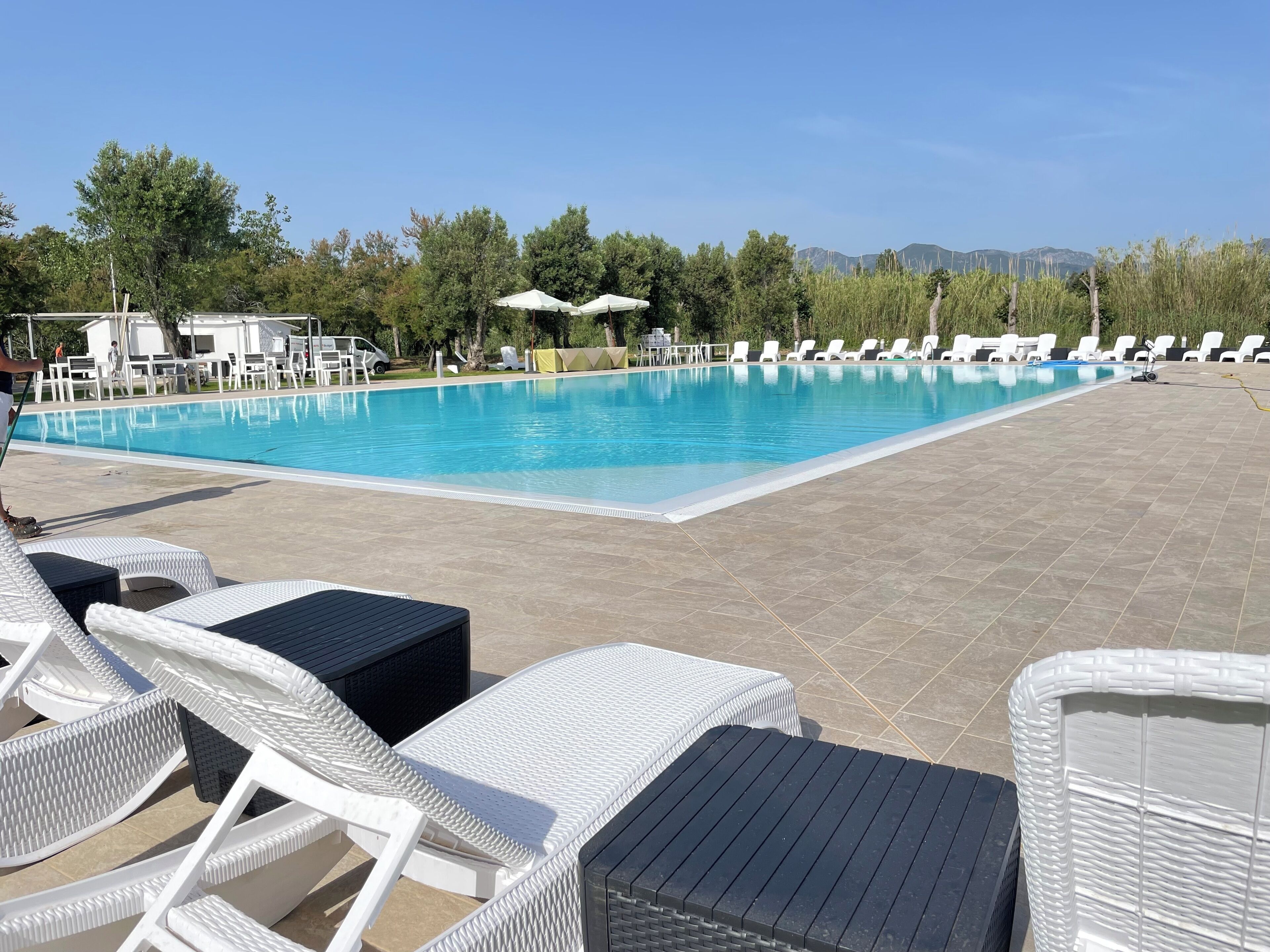 季节性开放的室外游泳池，08:30 至 19:30 开放，池畔遮阳伞，日光浴躺椅