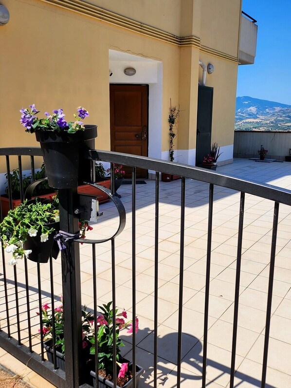 Exterior detail - Appartamentino con Vista sui Sibillini e Borgo (Castorano)