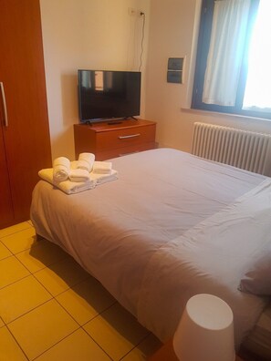 1 bedroom, free WiFi, bed sheets - Appartamentino con Vista sui Sibillini e Borgo (Castorano)