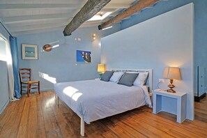 2 Schlafzimmer, Schreibtisch, Bügeleisen/Bügelbrett, Reisekinderbett