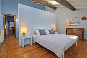 2 Schlafzimmer, Schreibtisch, Bügeleisen/Bügelbrett, Reisekinderbett