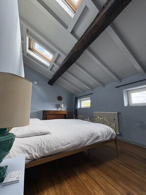 2 bedrooms, desk, iron/ironing board, travel crib