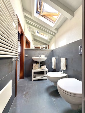Articles de toilette écologiques, sèche-cheveux, bidet