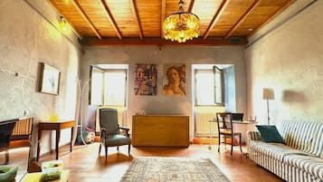 Fernseher, Kamin, Videospiele, DVD-Player