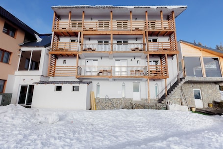 Exterior. Complex Veverita