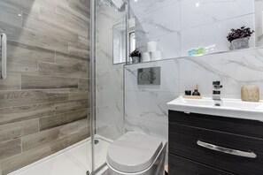 Towels, soap, shampoo, toilet paper - Welcoming and Radiant - Lovely & Family Friendly! (London)