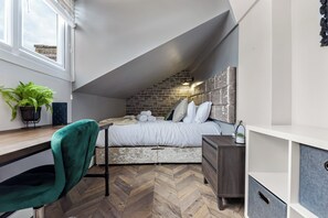 4 bedrooms, desk, iron/ironing board, free WiFi - Welcoming and Radiant - Lovely & Family Friendly! (London)