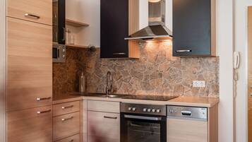 Refrigerador, microondas, horno y parrilla de estufa