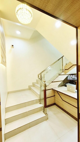 Escaleras. Best Inn By BookMeriHotel