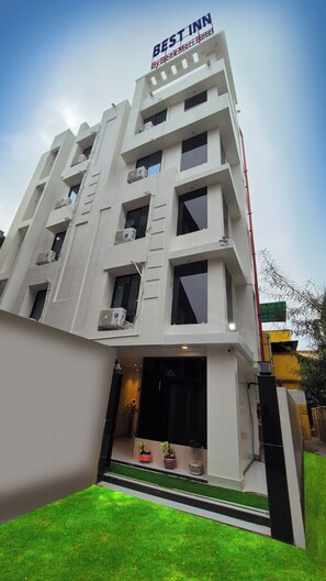 A modern hotel building with a sign reading "BEST INN By Dhania Meri Hotel". - Best Inn By BookMeriHotel (Kolkata)