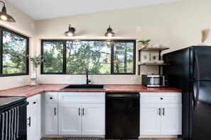 Een koelkast, een microgolfoven, een oven, een kookplaat