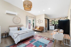 4 chambres, bureau, fer et planche à repasser, lit de bébé portatif