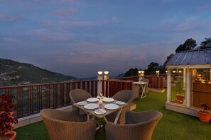Terrace/patio - Hotel The Chabal (Kasauli)