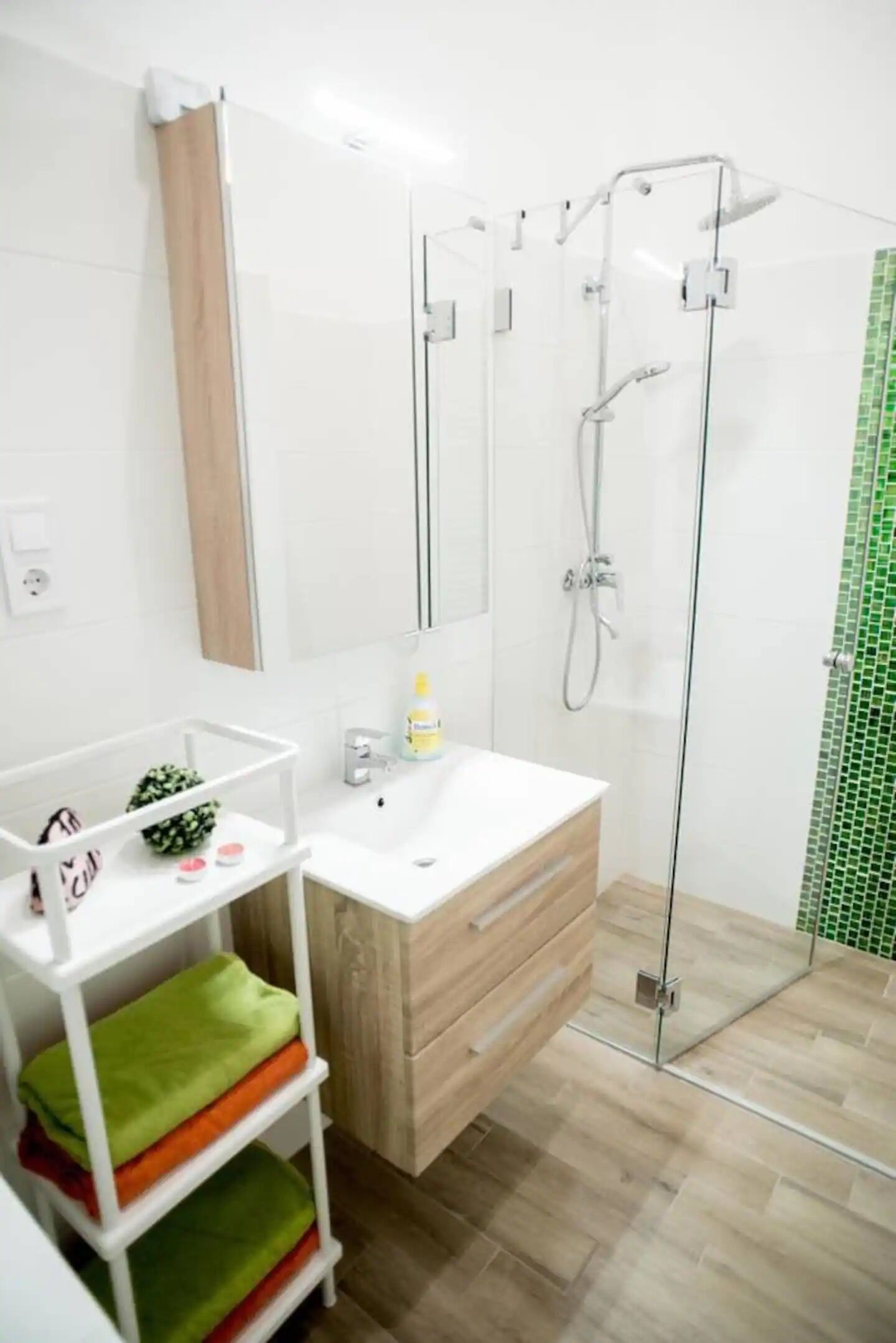 Haartrockner, Handtücher, Seife, Toilettenpapier