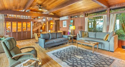 Stunning Salsbury Point Waterfront Lodge