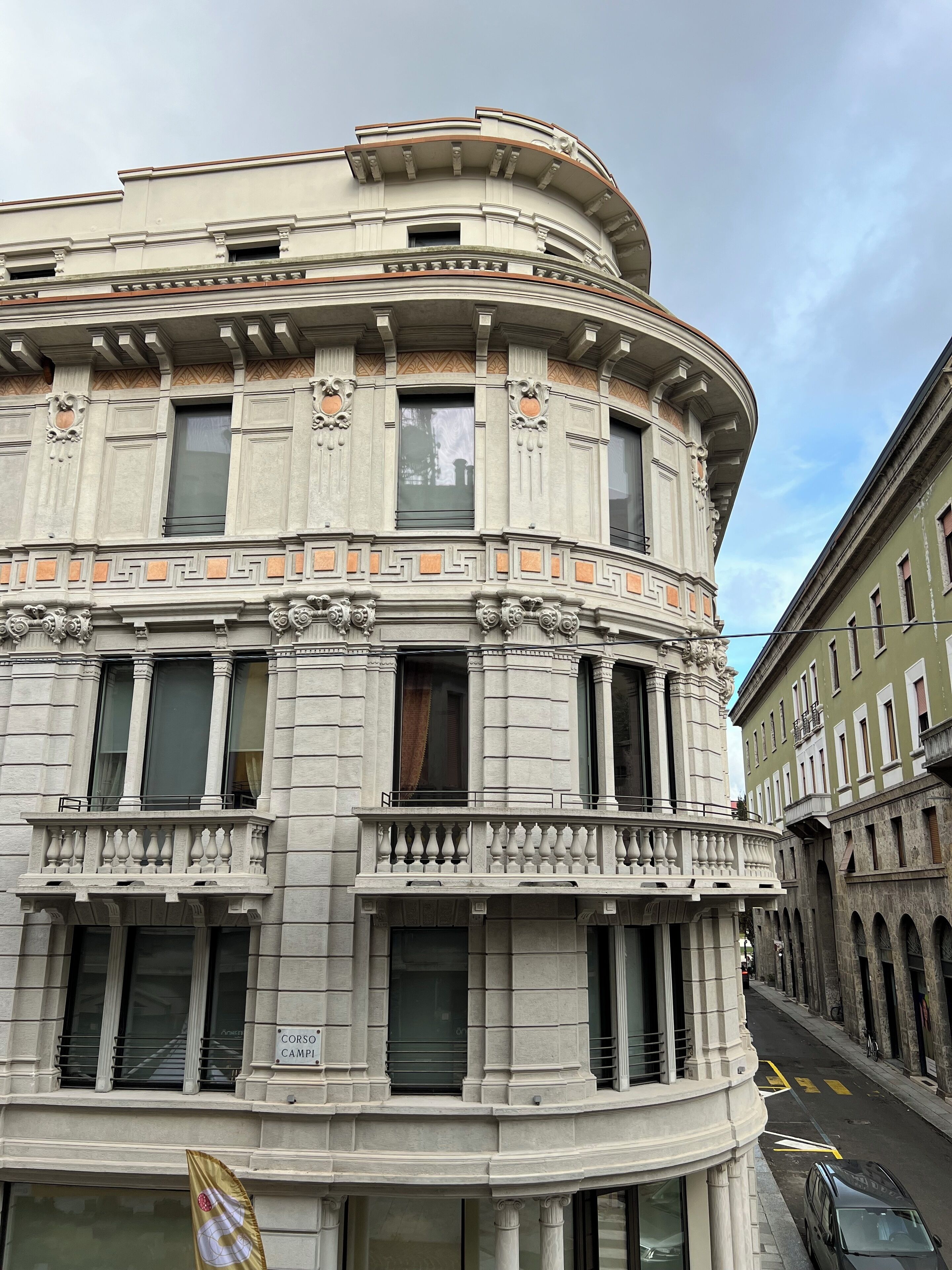 Un edificio storico dall'architettura classica, con numerosi balconi e ampie finestre.