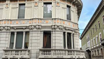 Un edificio storico dall'architettura classica, con numerosi balconi e ampie finestre.