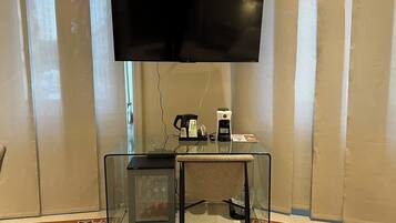 Comfort Studio Suite, 1 King Bed, City View | In-room safe, desk, free WiFi