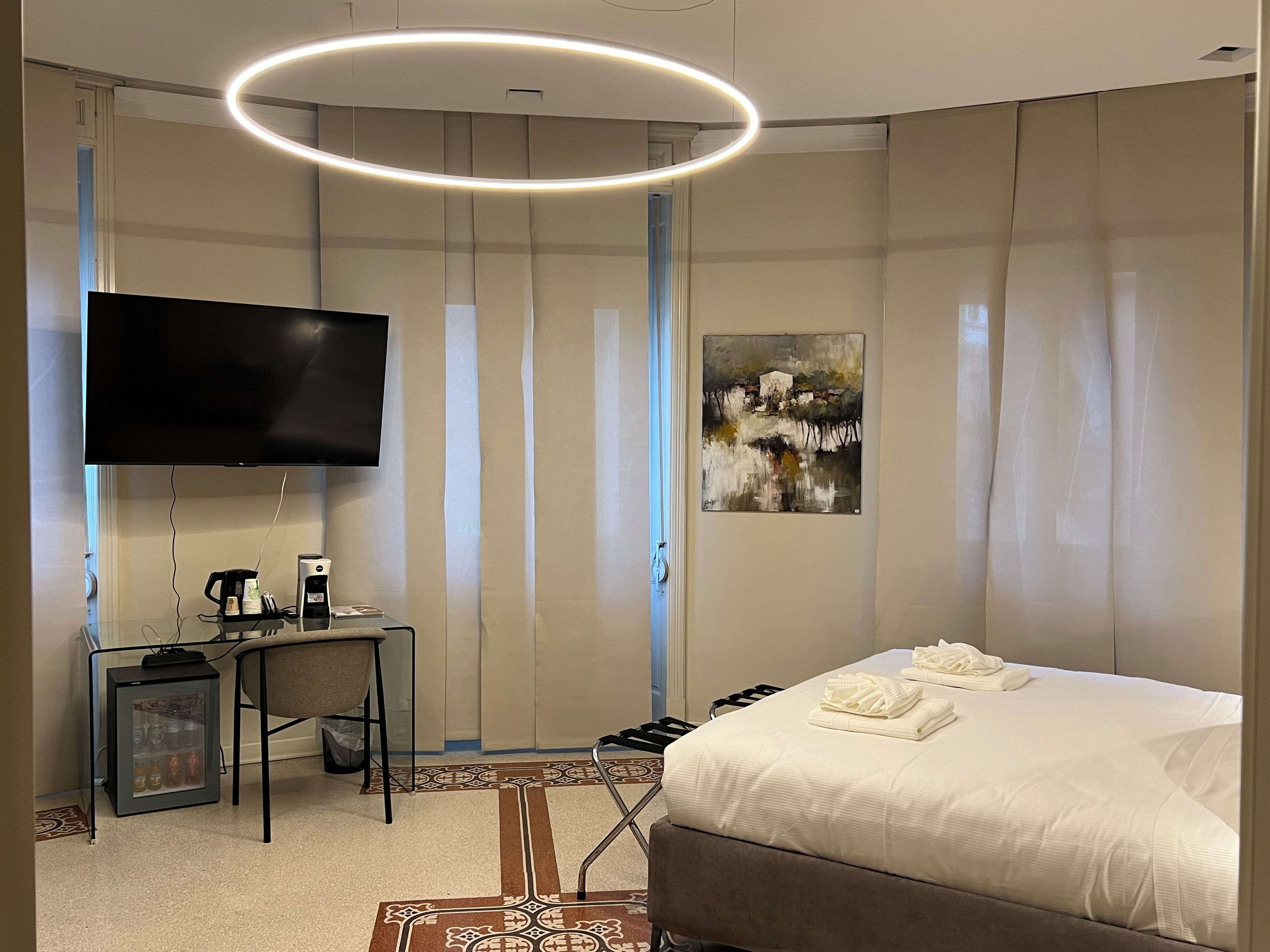 ห้องคอมฟอร์ทสตูดิโอสวีท, เตียงคิงไซส์ 1 เตียง, วิวเมือง | ตู้นิรภัยในห้องพัก, โต๊ะทำงาน, Wi-Fi ฟรี