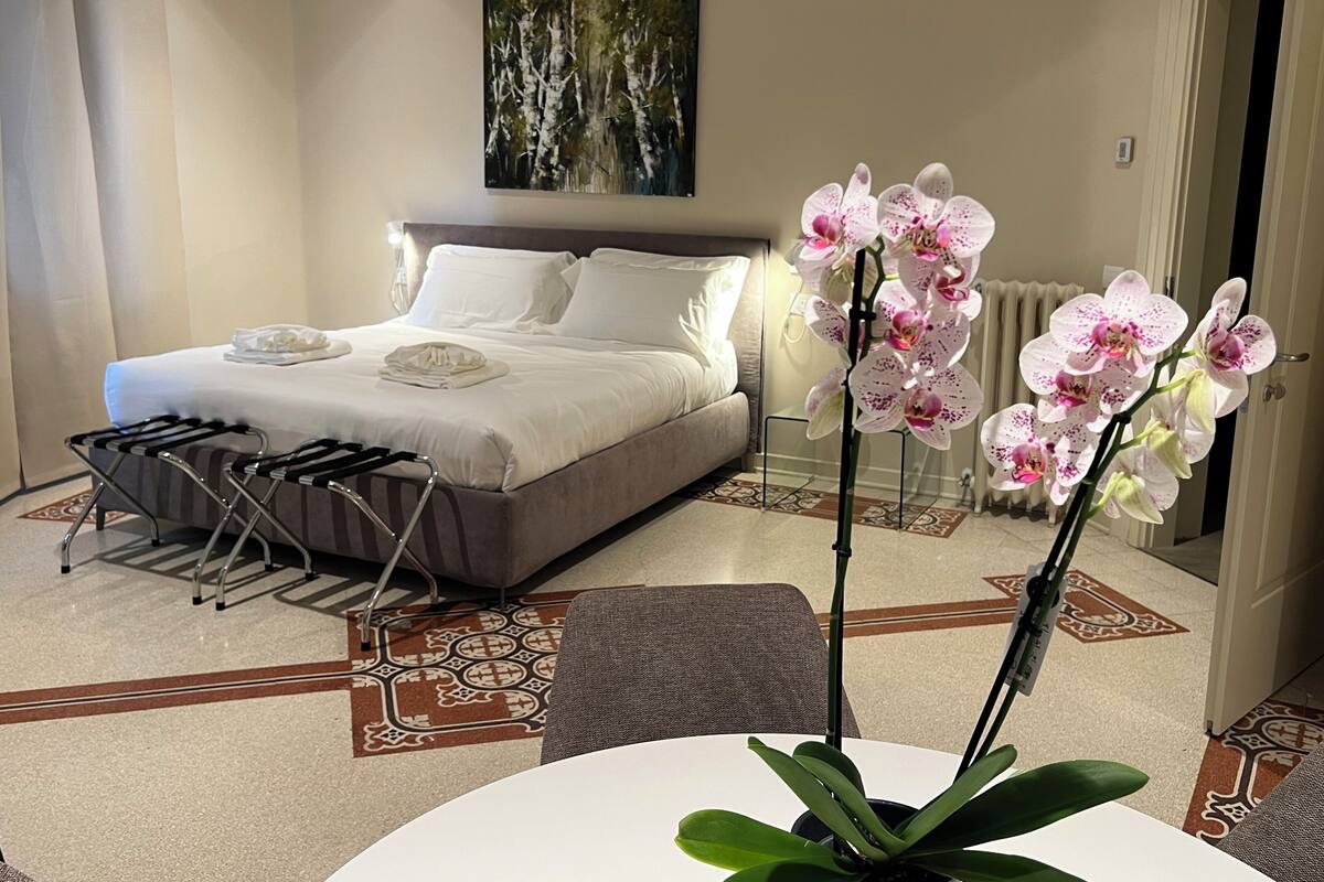 Studio Suite tiện nghi đơn giản, 1 giường cỡ king, quang cảnh thành phố | Két bảo mật tại phòng, bàn, truy cập Internet không dây miễn phí 