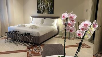Suite Studio Confort, 1 très grand lit, vue ville | Coffres-forts dans les chambres, bureau, Wi-Fi gratuit