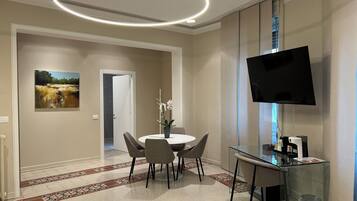 Comfort Studio Suite, 1 King Bed, City View | In-room safe, desk, free WiFi