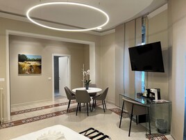 Suite estudio Confort, 1 cama de matrimonio grande, vistas a la ciudad | Caja fuerte, escritorio, wifi gratis