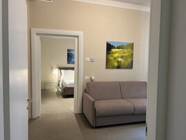 Habitación triple junior | Caja fuerte, escritorio, wifi gratis