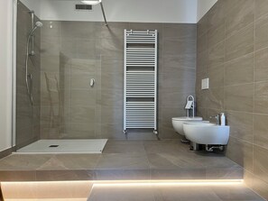 Comfort-Studiosuite, 1 King-Bett, Stadtblick | Badezimmer | Dusche, Haartrockner, Hausschuhe, Handtücher