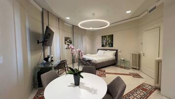 Comfort Studio Suite, 1 King Bed, City View | In-room safe, desk, free WiFi