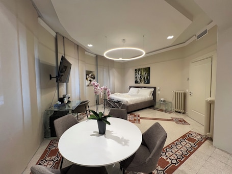 Comfort Studio Suite, 1 King Bed, City View | In-room safe, desk, free WiFi