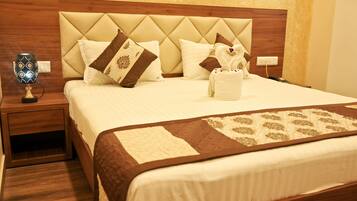 Deluxe Room | Desk, free WiFi