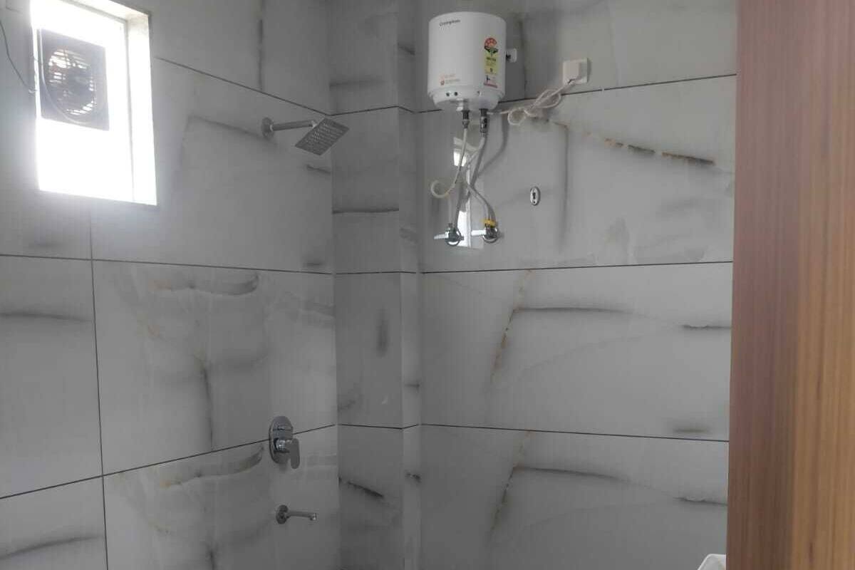 Ducha, secador de pelo, toallas, jabón