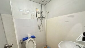 Superior Double Room | Bathroom | Shower, rainfall showerhead, towels - OYO 75472 GOTUM Hostel 2 & Money Exchange (Phuket)