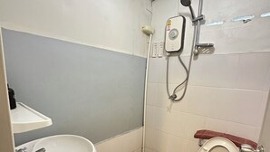 Standard Double Room | Bathroom | Shower, rainfall showerhead, towels - OYO 75472 GOTUM Hostel 2 & Money Exchange (Phuket)