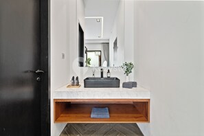 Villa, alberca privada, vista a la ciudad | Baño | Pantuflas 
