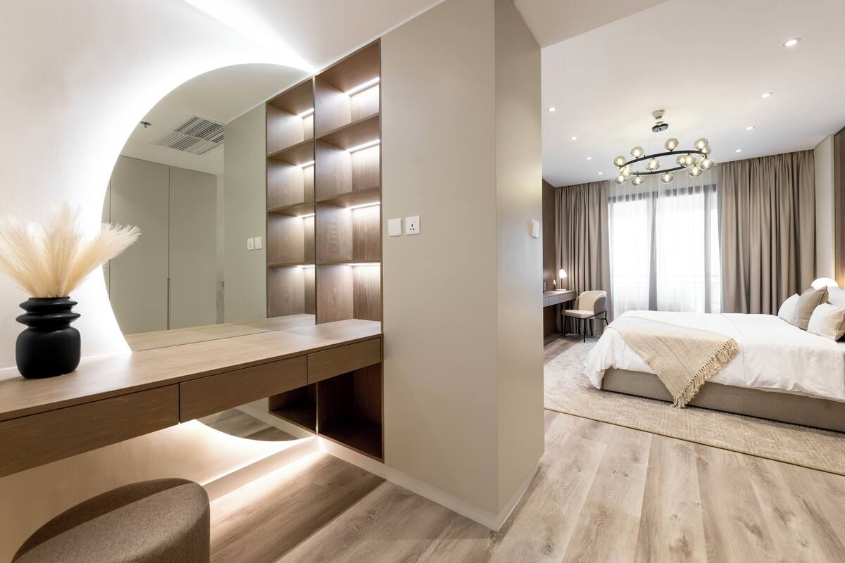 Combined shower/bathtub, hair dryer, slippers, towels