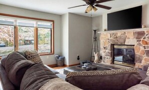 Smart TV, offices - Spacious 3BR Home with BBQ in Gated Penn Estates (East Stroudsburg)