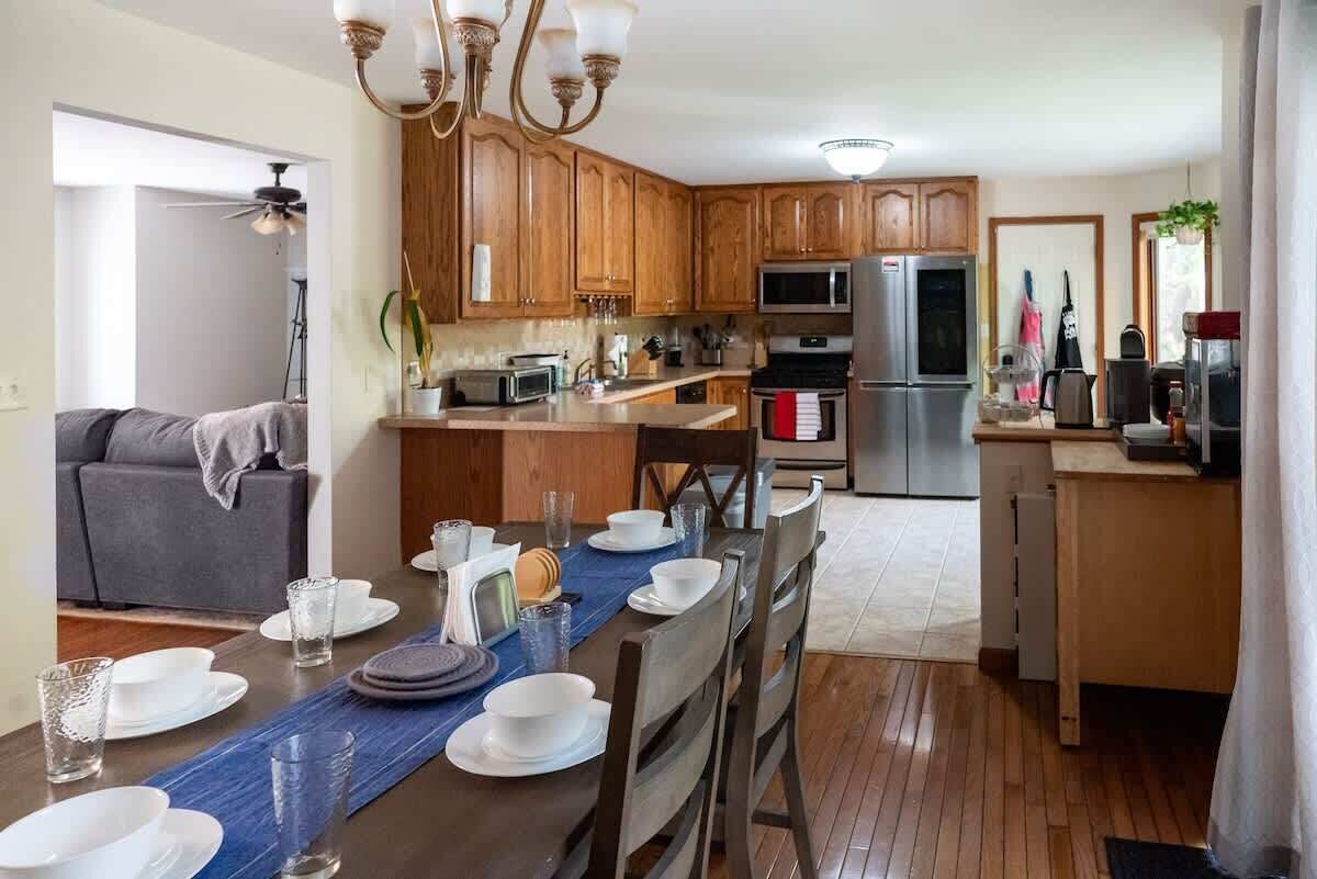 Coffee/tea maker, fridge, microwave, oven