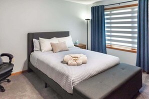 3 habitaciones, tabla de planchar con plancha y cuna de viaje 