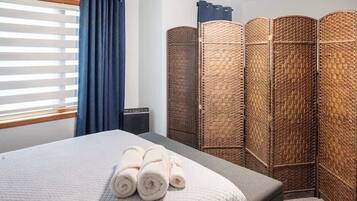 3 bedrooms, desk, iron/ironing board, travel crib