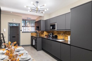 Een koelkast, een microgolfoven, een oven, een kookplaat