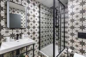 Een douche, handdoeken, zeep, shampoo