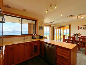 Fridge, microwave, oven, stovetop - Blue Horizon Retreat - Close to CBD&Airport (Sandy Bay)