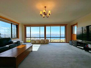 Télévision, jeux vidéo, livres, espaces bureaux