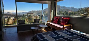 Deluxe tweepersoonskamer, uitzicht op heuvels | Een bureau, een laptopwerkplek, gratis wifi