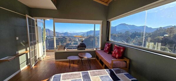 Luxe tweepersoonskamer, uitzicht op heuvels | Een bureau, een laptopwerkplek, gratis wifi