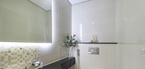 Khăn tắm, xà phòng, dầu gội, giấy vệ sinh