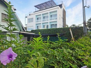 A modern building with a flat roof, large windows, and a balcony. - Zen-inspire Villa in Jaco (Jaco)